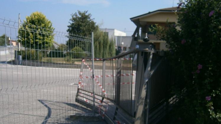 Il cancello della Rossi & Martini divelto con l’auto rubata all’interno del capannone in zona industriale di Bonferraro DIENNE FOTO