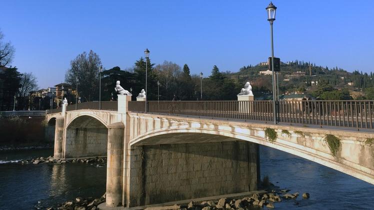 Rendering di ponte Garibaldi con le statue degli «strachi»