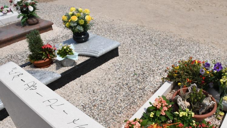 La tomba di Amedeo Carreri danneggiata FOTO PECORA