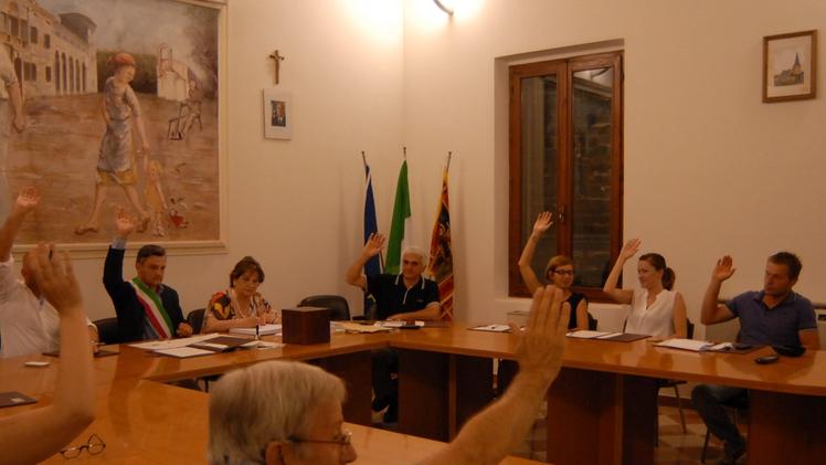 Una votazione in Consiglio comunale a Erbè FOTO PECORA