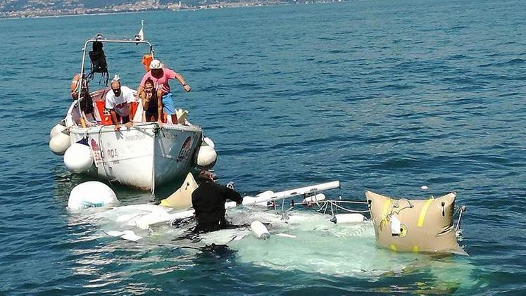 Le operazioni di recupero della barca a Manerba del bolzanino Horst Gamper annegato domenica