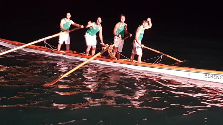 L’equipaggio di Berengario esulta al termine della regata, chiusa al terzo posto, che vale comunque la Bandiera del Lago 2017 FOTO PECORAPubblico delle grandi occasioni per la finalissima di Torri