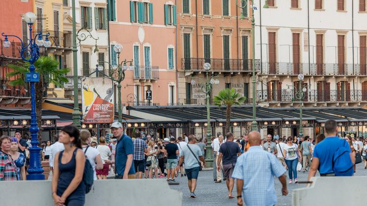 Turisti e veronesi passeggiano tra le barriere in new jersey appena installate in piazza Bra FOTO MARCHIORI