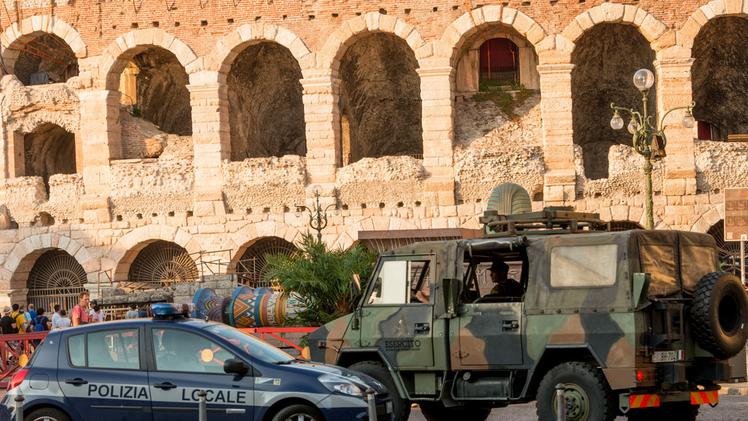 Automezzi della polizia municipale e dell’esercito pattugliano piazza Bra prima dell’opera FOTO MARCHIORI