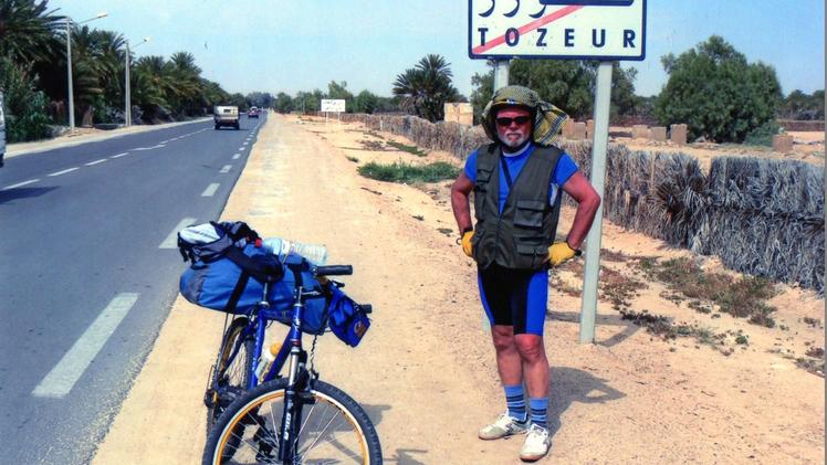 Giancarlo De Robertis in bici nella città tunisina di Tozeur