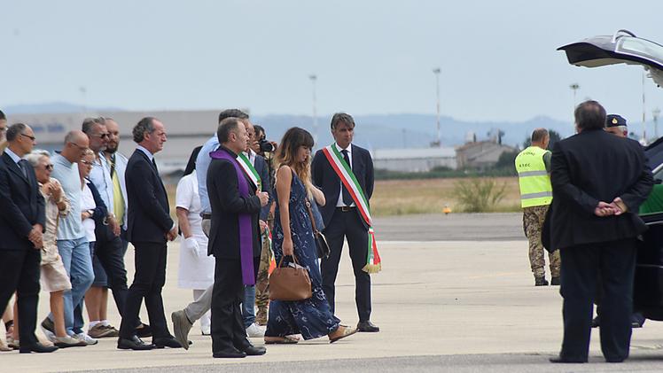 Luca Zaia e il sindaco Federico Sboarina con i familiari ieri mattina al rientro delle salme DIENNEFOTO