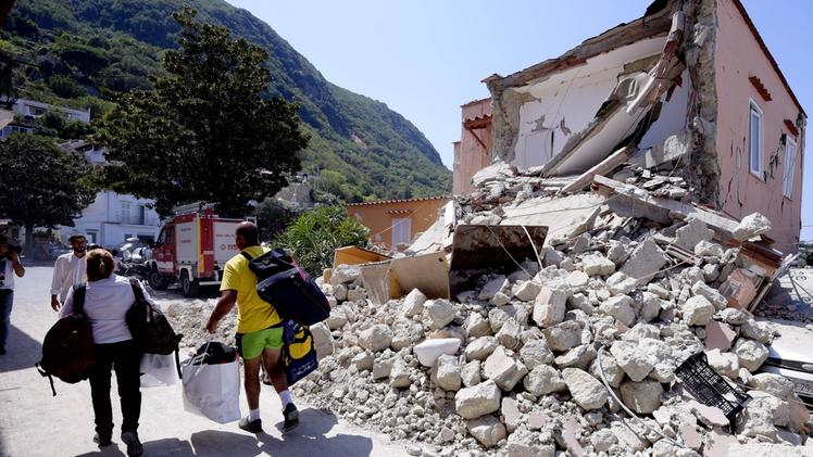 Un’abitazione distrutta. Molte persone hanno dovuto abbandonare le loro caseLe gravi lesioni ad alcuni edifici  causate dal terremoto
