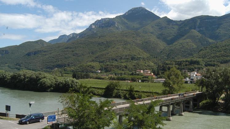 Il ponte sull’Adige tra Rivalta, nel Comune di Brentino Belluno, e Peri, nel Comune di Dolcè 