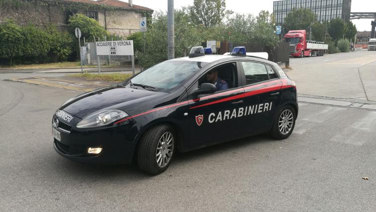 I carabinieri davanti alle acciaierie (DIENNE)
