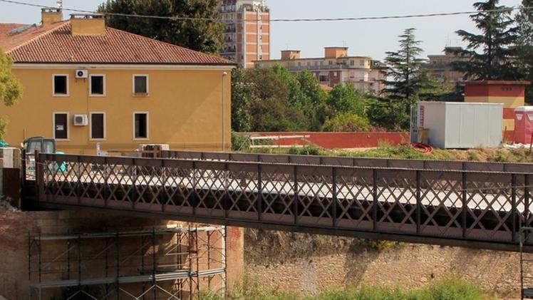 Il nuovo ponte della Motta sull’Alpone: in caso di piene, viene sollevato FOTO AMATOIl sollevamento del ponte della Motta