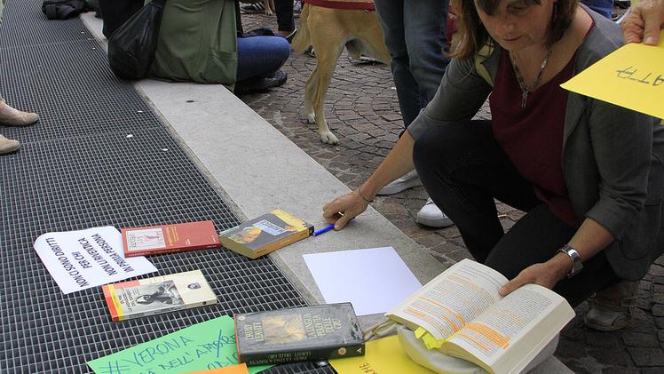 Libri portati alla Civica per dire no alla censura FOTO MARCHIORIUn gruppo di cittadini manifesta davanti alla Biblioteca civica
