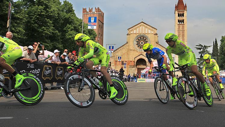 Il passaggio del Giro in piazza San Zeno