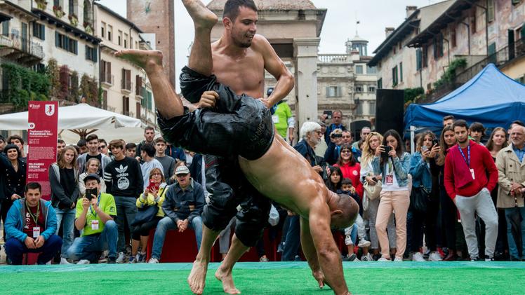 Spettacolare esibizione di lotta greca Paradosiaki in piazza Erbe