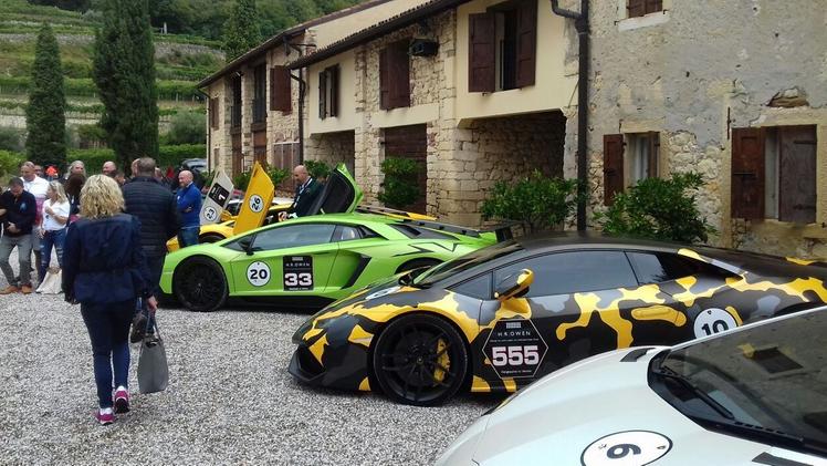 Alcune delle 11 Lamborghini arrivate a corte Spinosa guidate da inglesi in tour dal Garda al Trentino