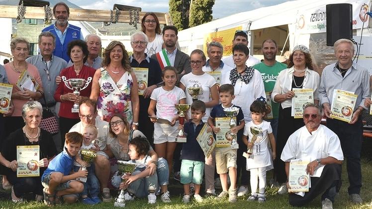 Le persone premiate al concorso «Zucca più» in occasione della Festa della zucca a Pastrengo