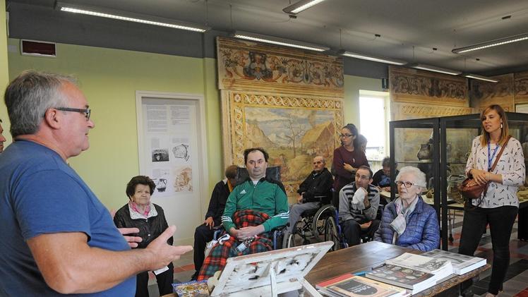 Gianni Rigodanzo durante la lezione tenuta ad anziani e disabili