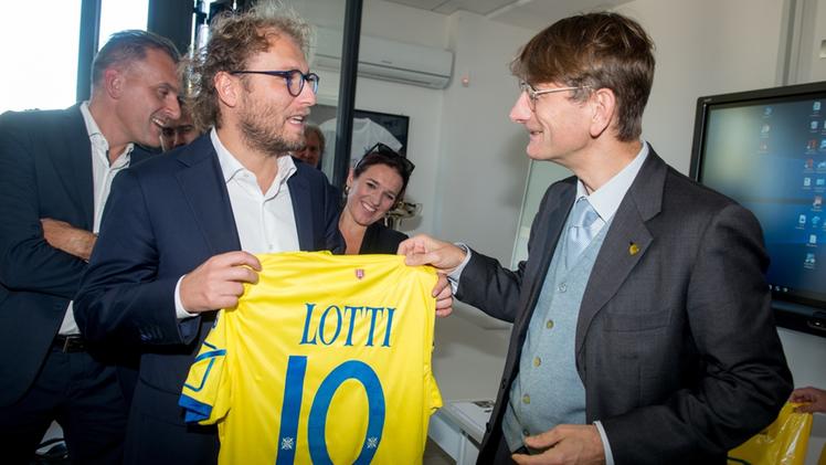 Il presidente del Chievo Campedelli dona una maglia al ministro dello Sport Lotti FOTO MARCHIORI