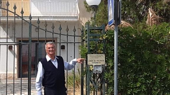 Renzo Rossi, presidente del Calmiere, davanti alla colonia veronese di Ceriale dove fu ospite da ragazzino. L’edificio oggi è in abbandono