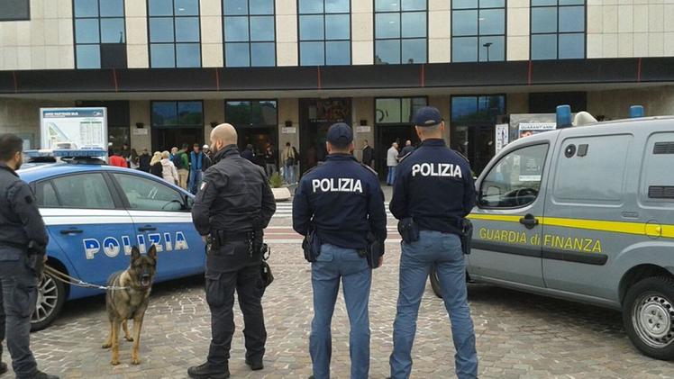Poliziotti e finanzieri nel piazzale davanti alla stazione di Porta Nuova