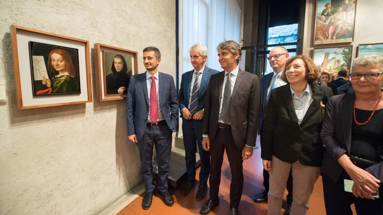 Il sindaco Sboarina davanti a due dei quadri (foto Marchiori)