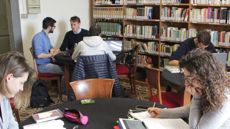 Universitari studiano nella biblioteca comunale a Monteforte