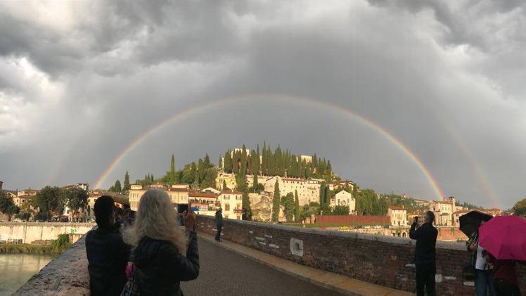 L'arcobaleno in città (foto Matteo Morini)