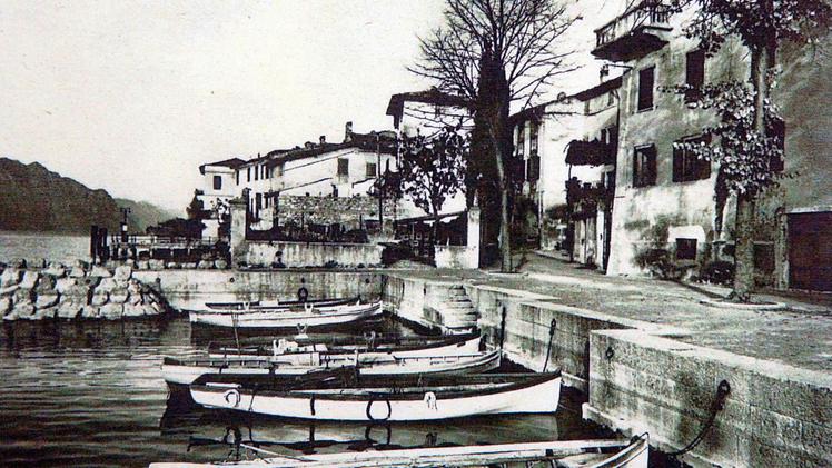 Una foto d’epoca del porto di Magugnano a Brenzone