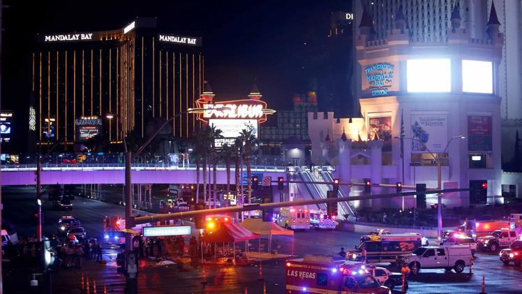 Las Vegas: la piazza davanti al Mandala Bay hotel dove  è avvenuta la sparatoria al concerto