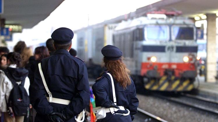 Controlli della polizia ferroviaria alla  stazione di Porta Nuova a Verona