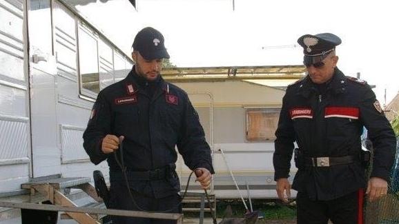 I carabinieri durante la perquisizione in via Sambo