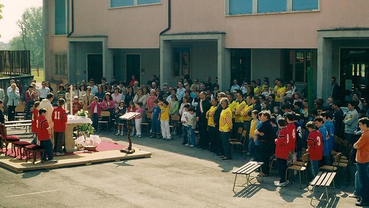 La messa alla Festa dello sportivo del Circolo Noi nel 2004
