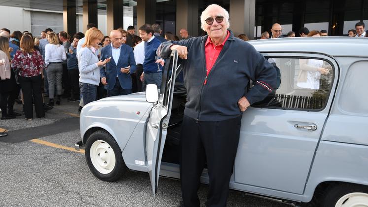 Giovanni Rana con la Renault regalata dai dipendenti (Pecora)