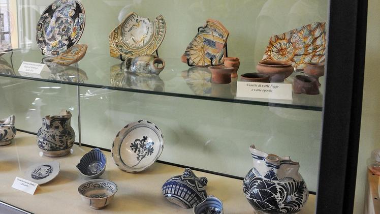 La pregevole ceramica cinquecentesca unica nel suo genere in ItaliaLa teca dove è esposta la ceramica al museo di Albaredo DIENNEFOTO