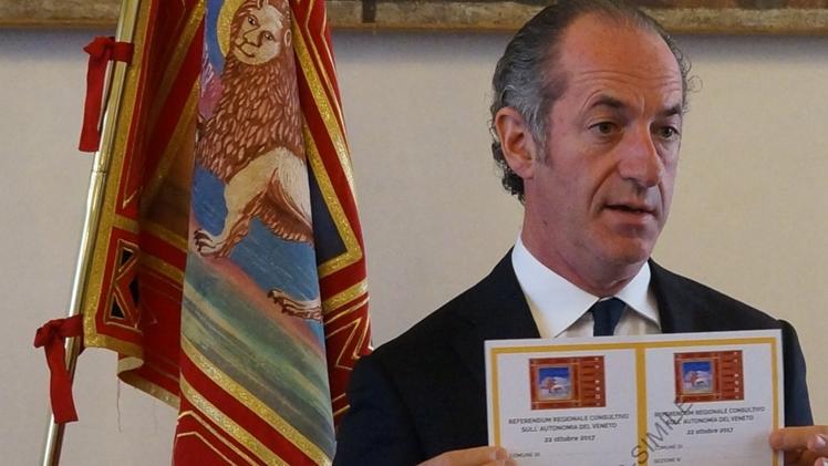 Il presidente della Regione Luca Zaia mostra la scheda elettorale che sarà utilizzata domenica