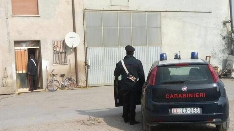 I carabinieri davanti al capannone occupato dai tre marocchini irregolari in Italia 