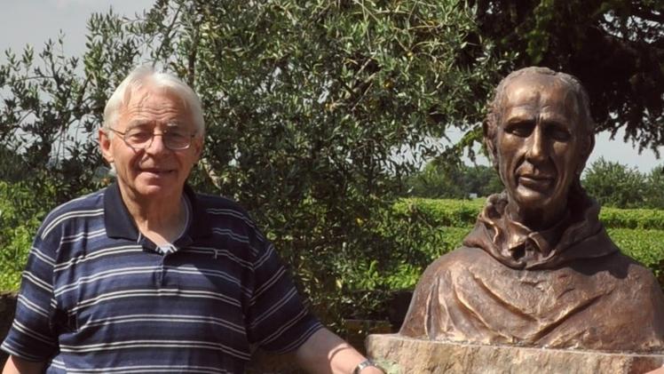 Don Orazio e Castagna accanto al monumento di padre Turoldo