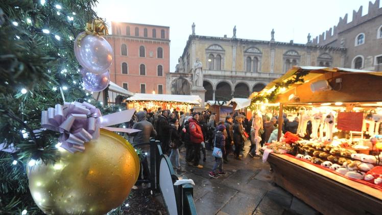 Il mercatino di Norimberga in piazza dei Signori: da quest’anno le bancarelle di Natale saranno «diffuse»