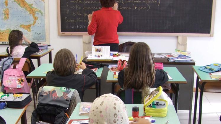 Una bambina straniera a scuola: nella classi ci sono molti figli di immigrati nati in Italia