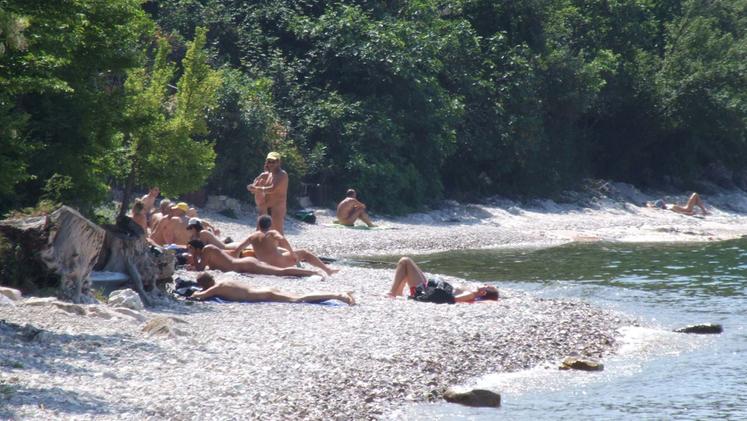 Ancora una volta sono stati trovati i nudisti sul lungolago in località Brancolino: in tre dovranno pagare 150 euro di multa