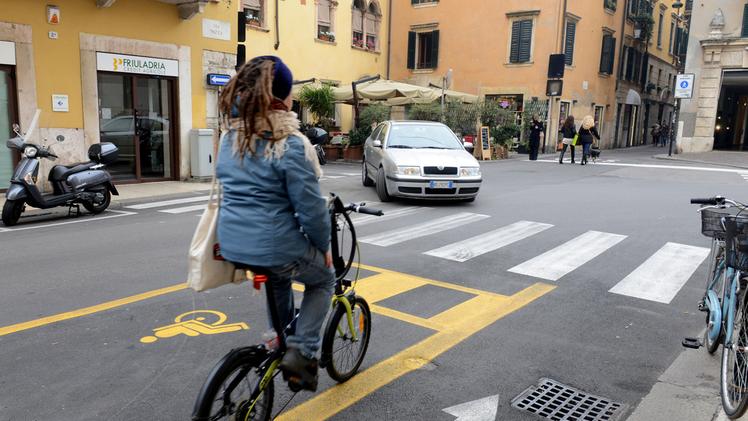 Bicicletta sulla pista ciclabile in via Nizza