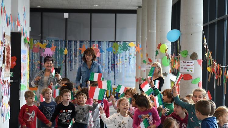 I bambini in festa durante l’inaugurazione della nuova scuola di Rivoli FOTO PECORA
