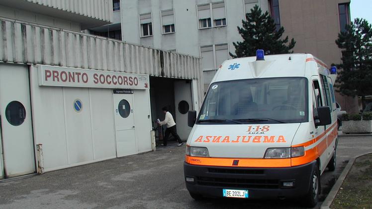 Ambulanza al pronto soccorso di Legnago (foto Archivio)