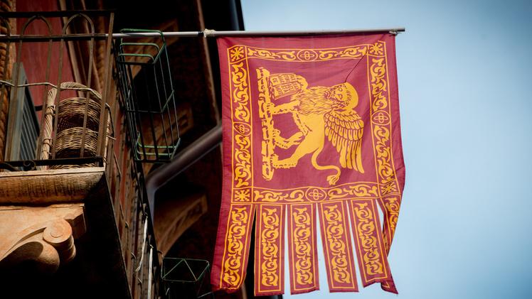 Su qualche balcone in città e provincia sono spuntate le bandiere del Veneto per il referendum di oggi FOTO MARCHIORI