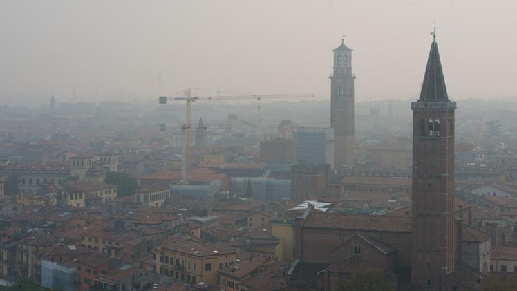 Tra nebbia e smog, la città appare avvolta da una «coperta» di aria sporca. Non a caso venerdì i valori di inquinamento si sono impennati