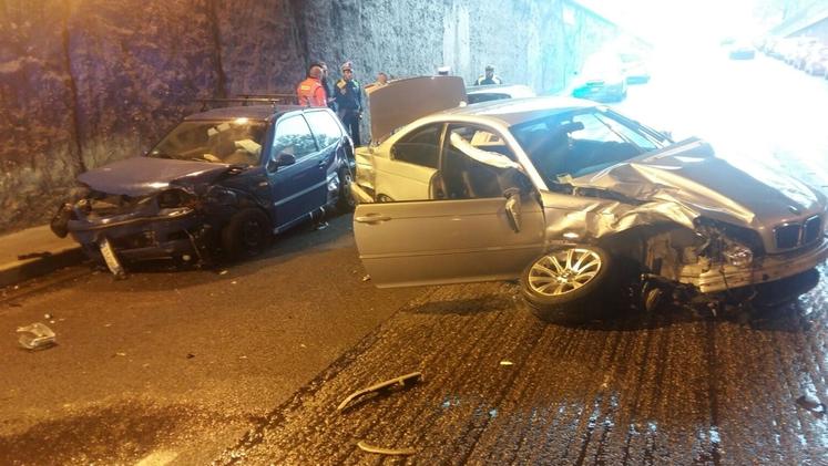 Le auto distrutte dopo lo scontro frontale nel sottopasso di via Dal Cero 