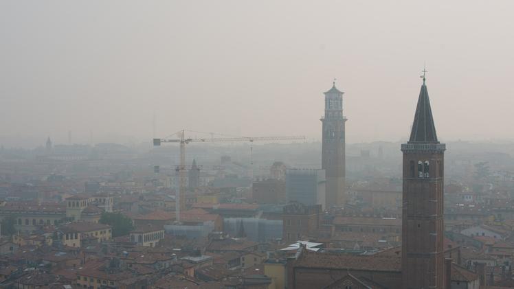 Panoramica di Verona avvolta in una cappa di smog