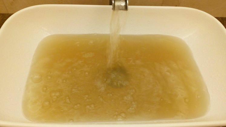 L'acqua marrone nei rubinetti (E.V.)