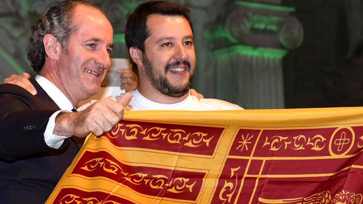 Il sindaco Federico SboarinaPaolo Tosato, senatore LegaLuca Zaia con Matteo Salvini e la bandiera del Veneto