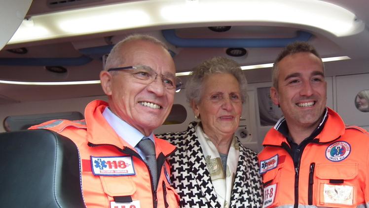 La signora Corsi Negrini sulla nuova ambulanza che ha donato alla Croce Blu