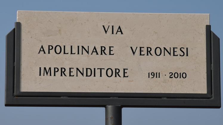 Il taglio del nastro per inaugurare via Apollinare VeronesiI familiari di Apollinare Veronesi nella via a lui intitolataLa targa che ricorda l’industriale morto nel 2010 FOTO PECORA